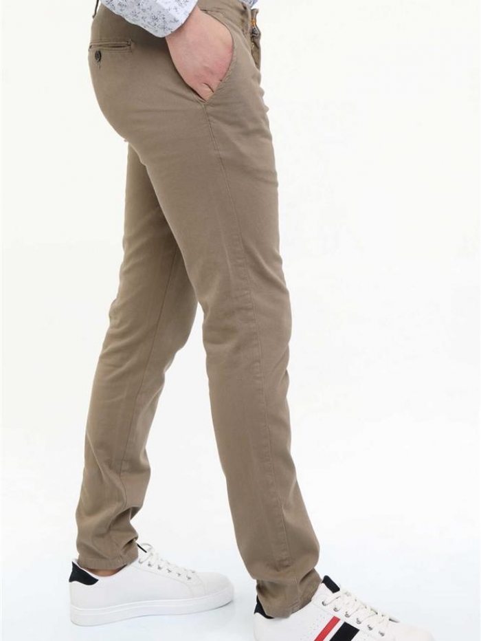 Παντελόνι chinos slim fit.