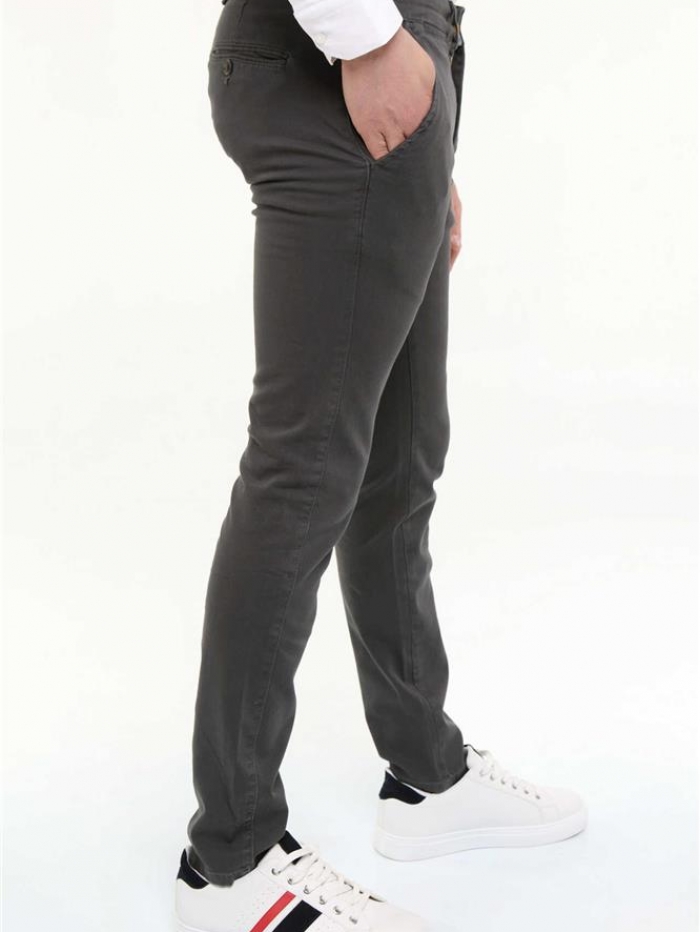 Παντελόνι chinos slim fit.