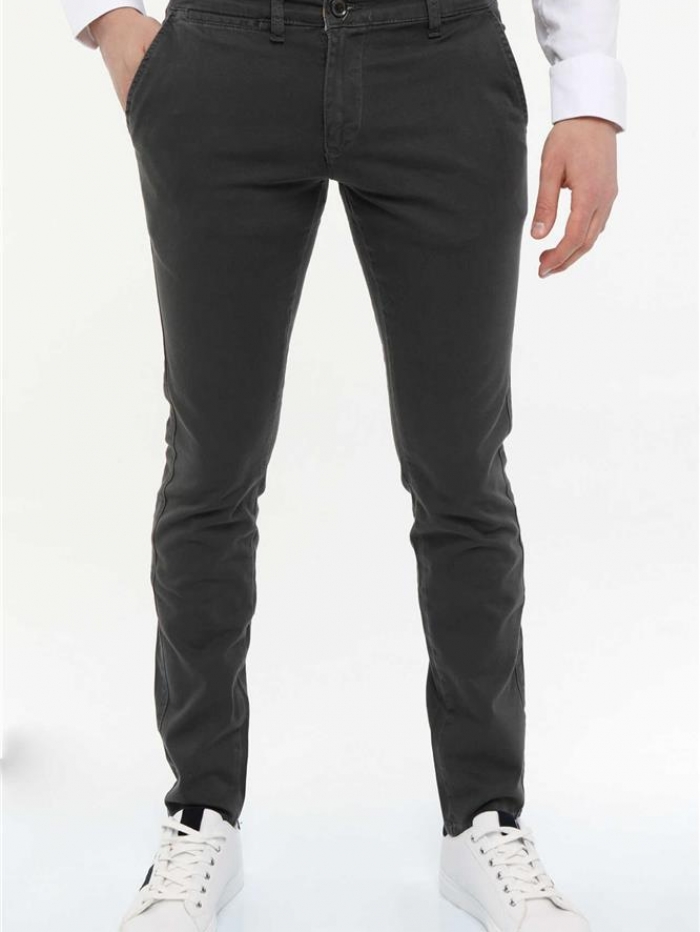 Παντελόνι chinos slim fit.