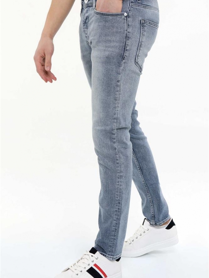 Παντελόνι τζιν με ξεθωριάσματα